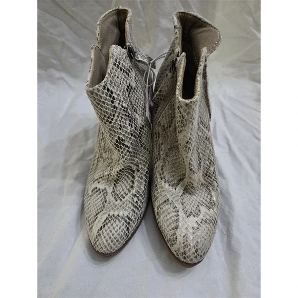 NWOT Maurices 7 Faux Snake Skin Stacked Heel Ankle Boots 125877 - Picture 2 of 6
